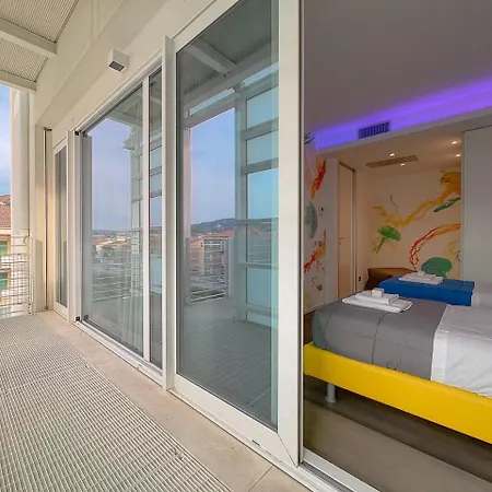 Seafront Luxury With Private Parking By Host Hero 시비타노바 마르셰