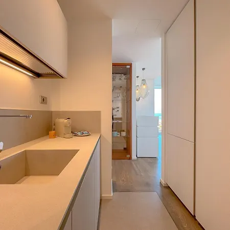 Seafront Luxury With Private Parking By Host Hero 아파트 시비타노바 마르셰