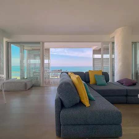Seafront Luxury With Private Parking By Host Hero * 시비타노바 마르셰