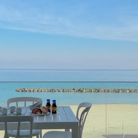 Seafront Luxury With Private Parking By Host Hero 아파트