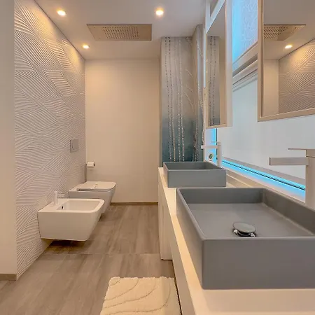 아파트 Seafront Luxury With Private Parking By Host Hero 시비타노바 마르셰