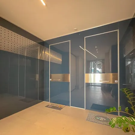 아파트 Seafront Luxury With Private Parking By Host Hero 시비타노바 마르셰